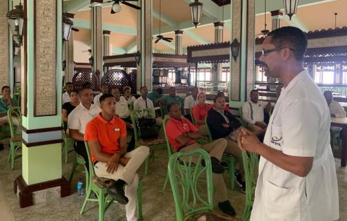 Colaboradores recibiendo un curso sobre arrecifes de coral en Rep&uacute;blica Dominicana