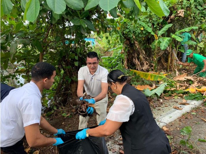 Personal haciendo limpieza de manglares en Puerto Plata