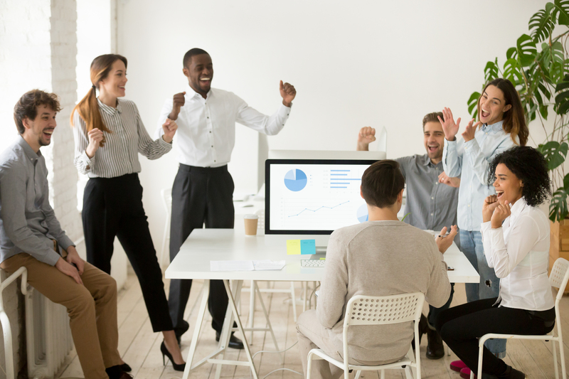 emocionados-buenas-noticias-colegas-motivados-que-celebran-juntos-exito-corporativo (1) Equipo de trabajadores emocionado por las buenas noticias, el éxito corporativo o una increíble victoria juntos.